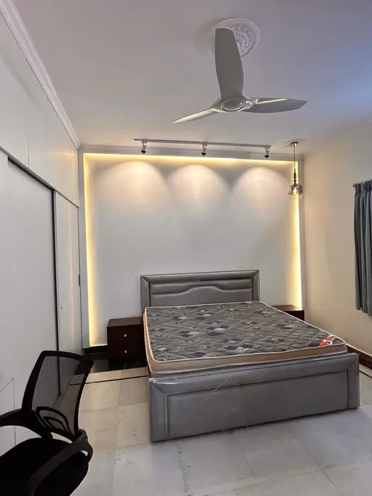 Floor for rent in Anand Niketan