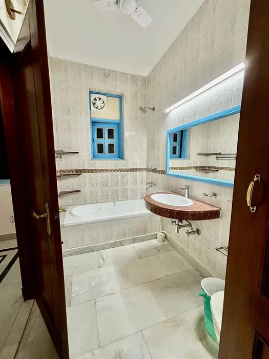 Floor for rent in Anand Niketan