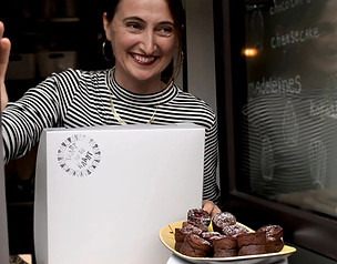 Portrait of a pastry chef with a delicious cake, showcasing their creativity and craftsmanship by StudioEnBlanco.
