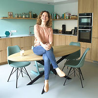 Freelancer portrait in a cozy, minimalistic home office, capturing her independent spirit, photographed by StudioEnBlanco.