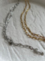 Miniaturbild: Zwei Ketten, silberne und goldene, liegen auf weißem Stoff, Shine Bright