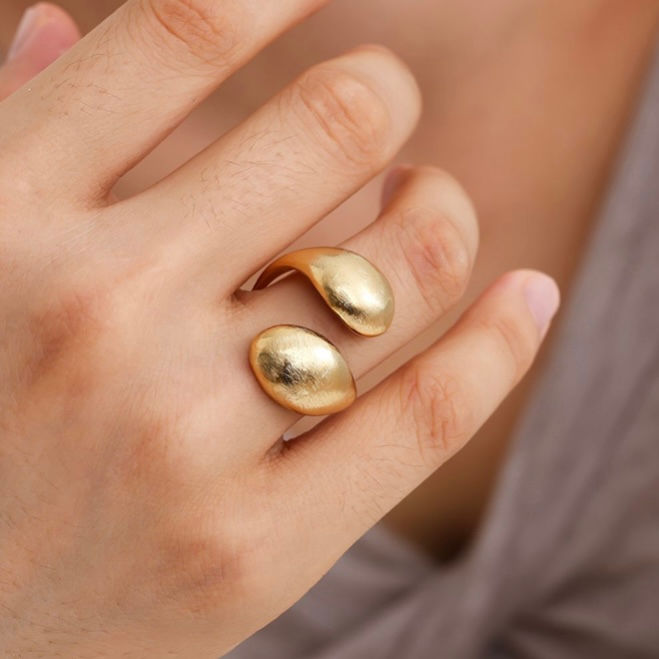 Goldener Ring am Finger. Nahaufnahme der Hand mit Hintergrund, Schmuck Design.