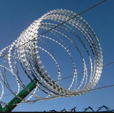 Dikenli tel çit, mavi gökyüzü, çit detayları ve Safran Çit Sistemleri - Bodrum Bahçe Çiti