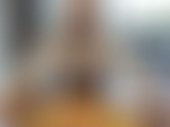 Chef Quint segurando paella pronta em evento em Florianópolis