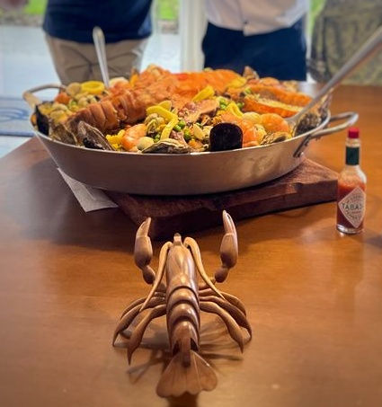 Paella de frutos do mar pronta na paelleira em evento gastronômico