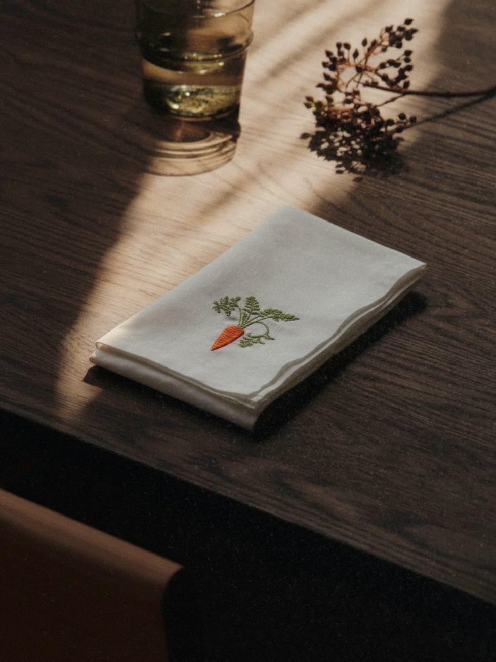 Guardanapo 100% linho, bordado cenoura