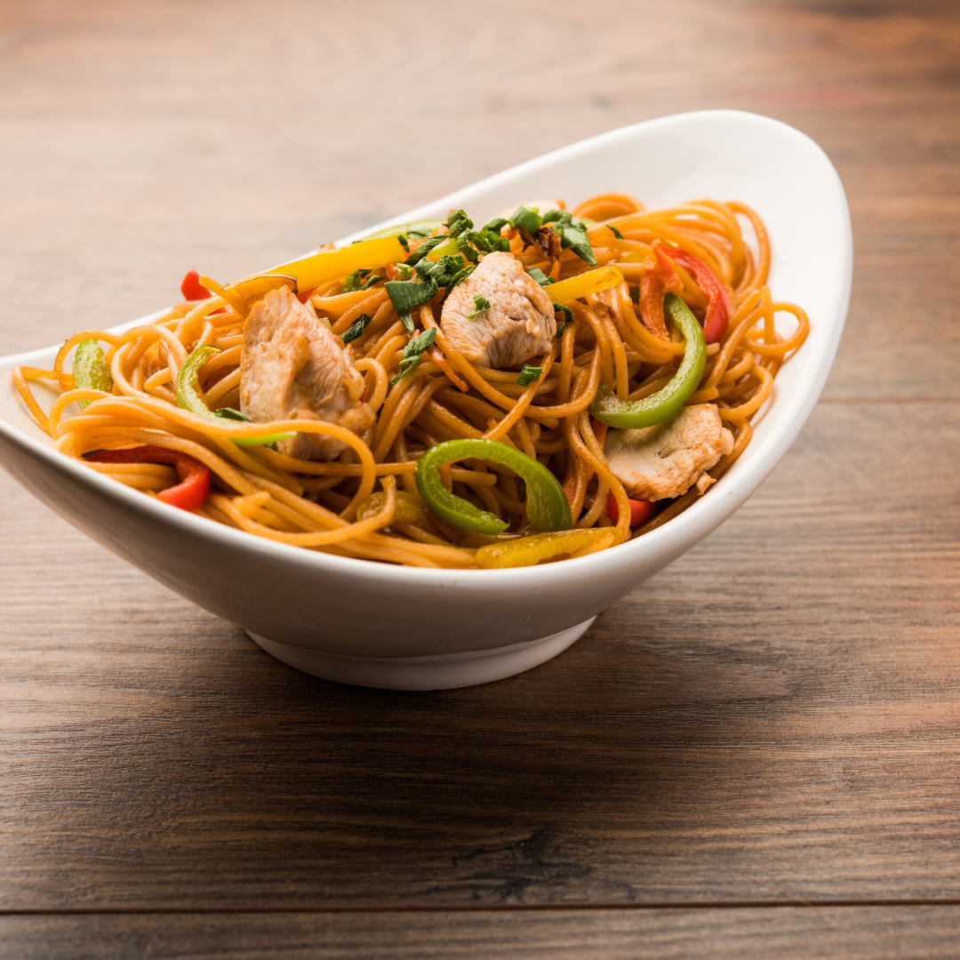  ירקות ועוף מוקפצים עם נודלס אורז