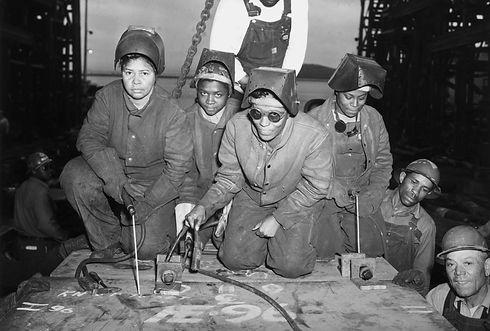 black-women-wwii-gettyimages-3241556.jpeg