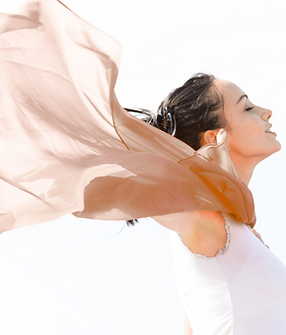 Kvinna med fladdrande sjal och uttryck av frihet