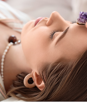 Kvinna som får kristallhealing