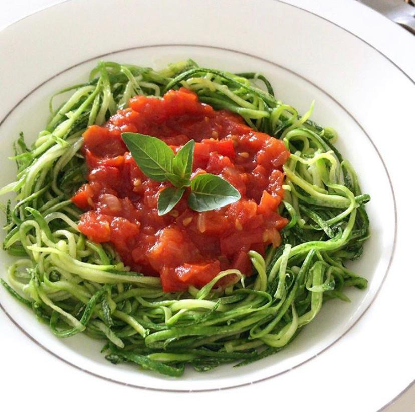 Espaguete de abobrinha ao molho de tomate
