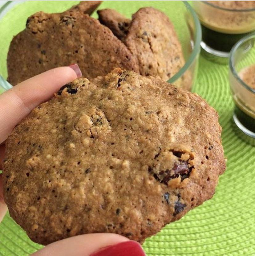 Cookies funcionais integrais de aveia com uvas passas