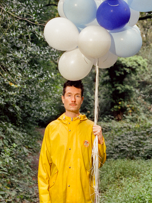 Bastille’s & (Ampersand): A Masterpiece of Storytelling and Vocal Brilliance, Featuring Poetic Tributes and Emotional Depth