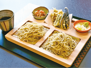 大谷の高台、稲荷山　温かな蕎麦も好評です／そば倶楽部 稲荷山