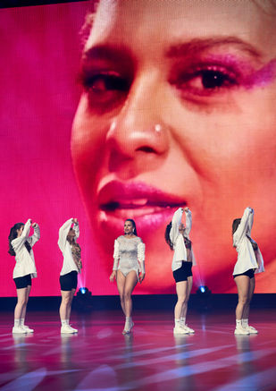 Showtanz während einer Bühnenshow im Showpalast München.