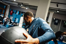 Junger Mann beim Athletiktraining