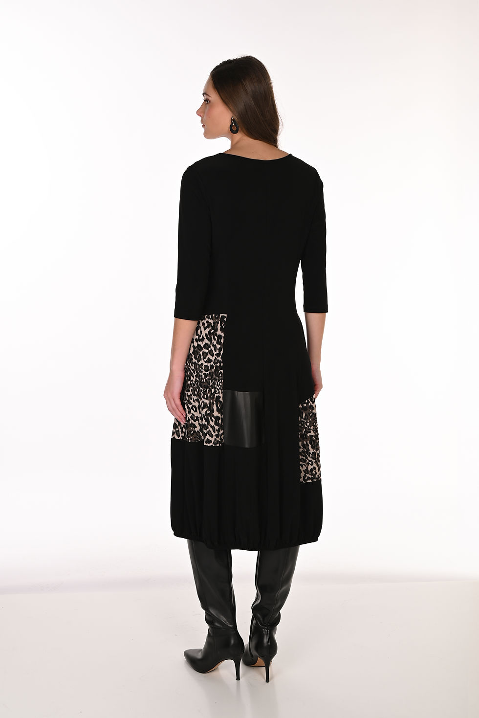 Robe longue noir et imprimé animal brun vue de dos