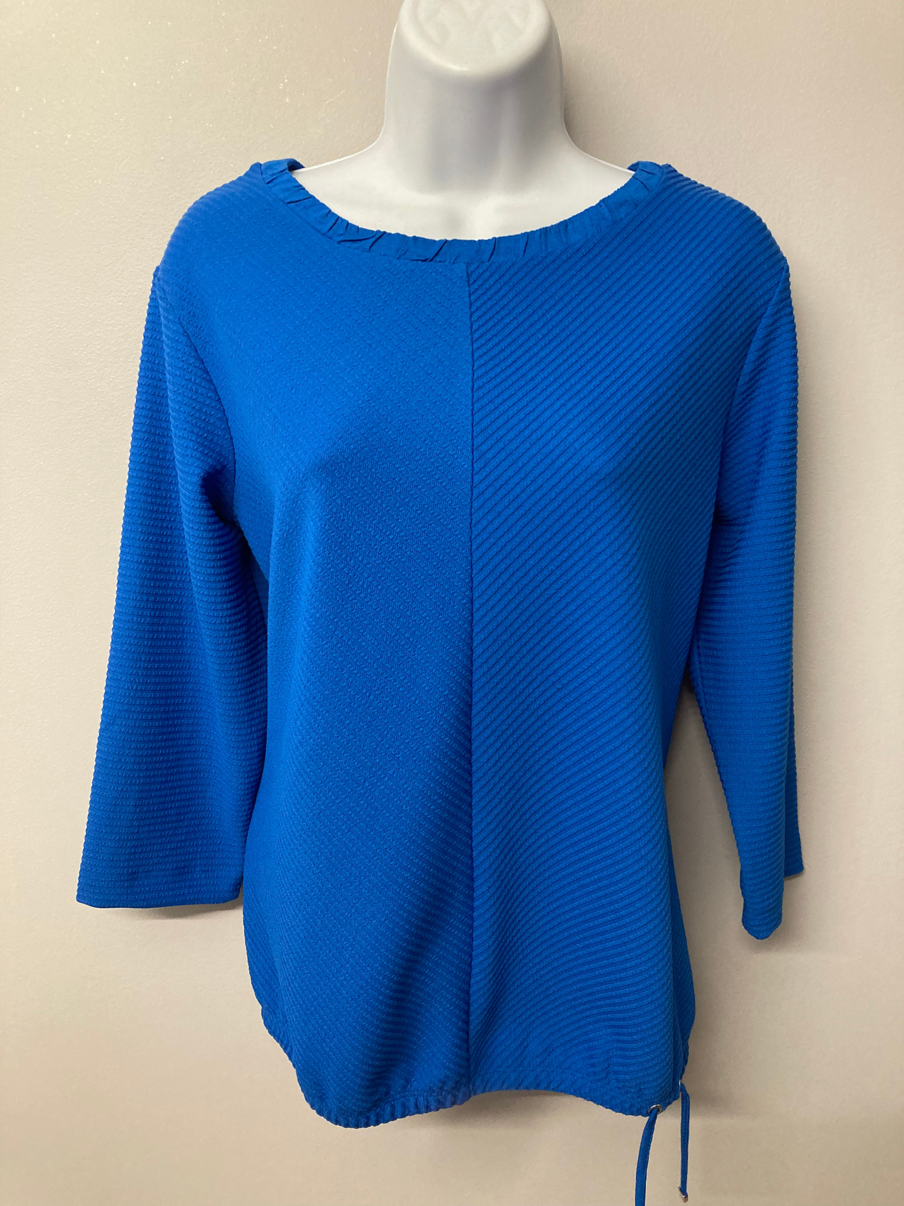 Chandail bleu manches 3/4 encolure en rond. cordon ajustable dans le bas, vue de face.