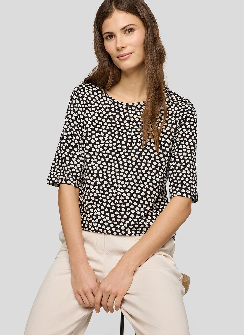 Chandail  à col rond avec un motif ludique sur toute la surface noir et beige vue de face