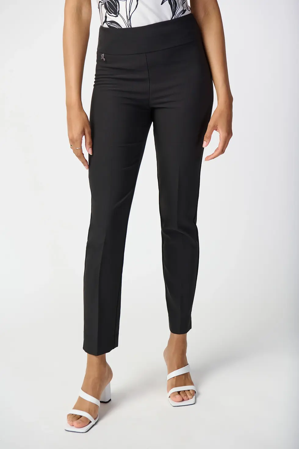 Pantalon noir ajusté vue de face