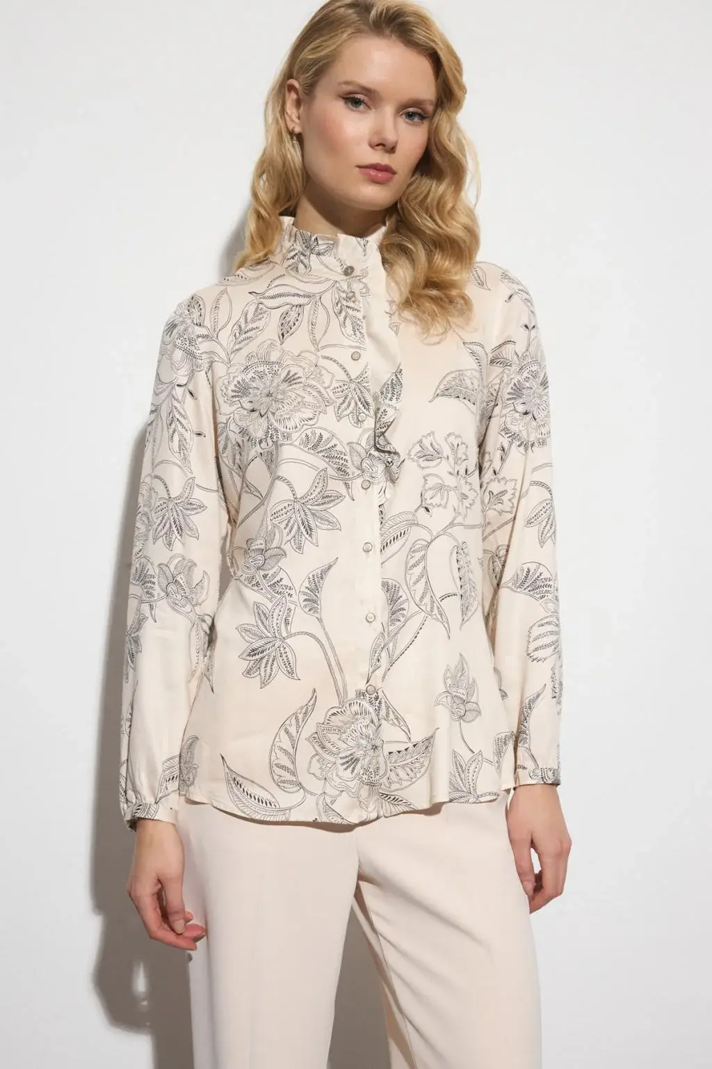 Chemisier naturel avec fleur vue de face