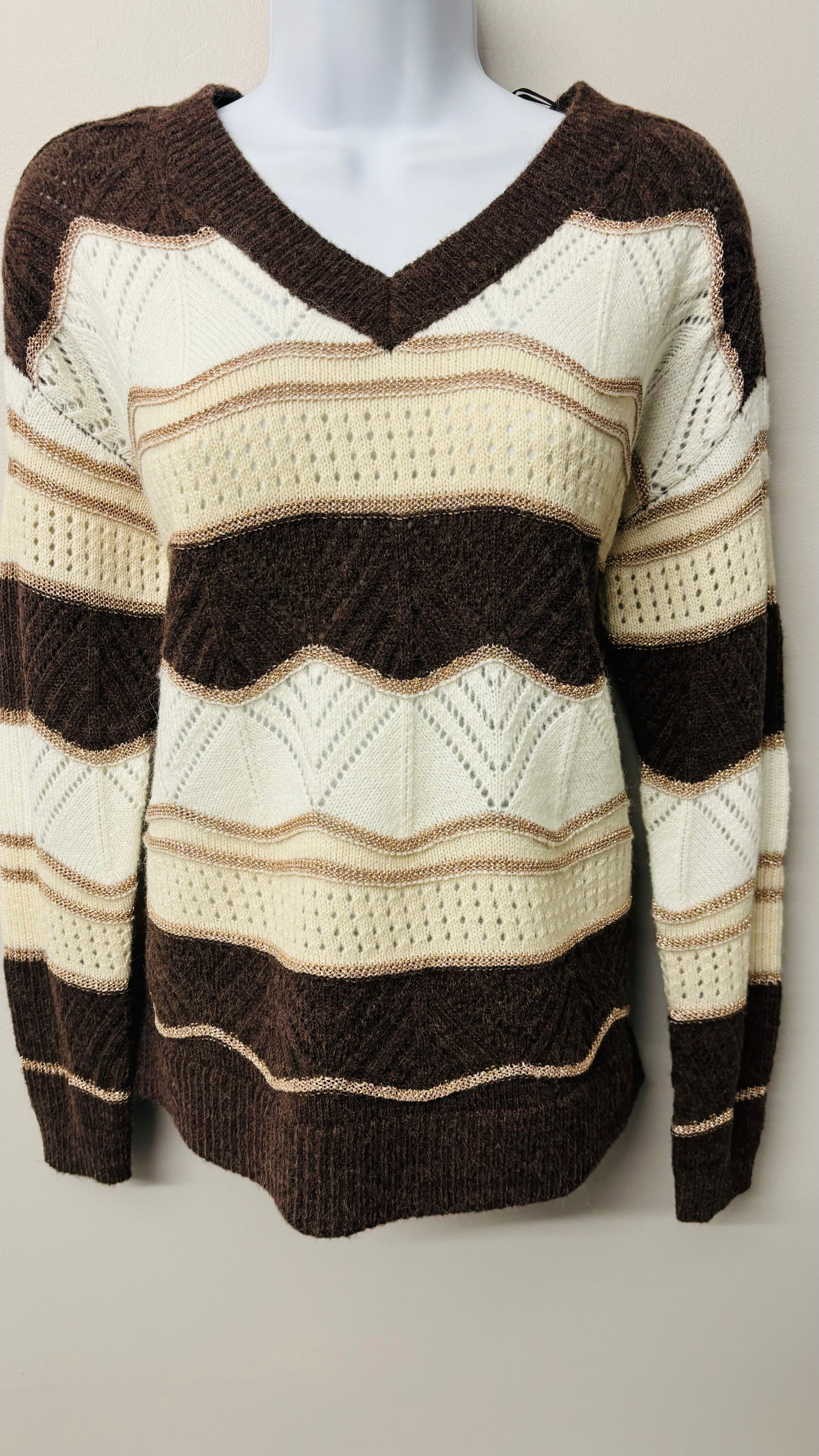 Chandail en tricot beige, brun avec fil cuivré vue de face