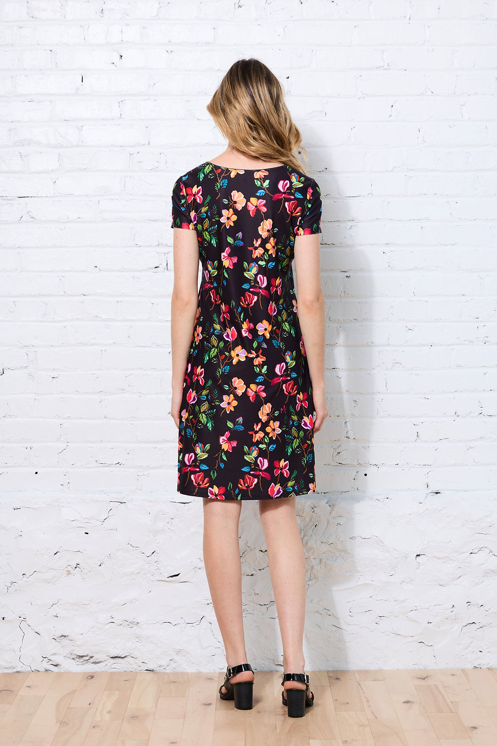 Thumbnail: Robe soleil fond noir imprimé fleuri vue de dos