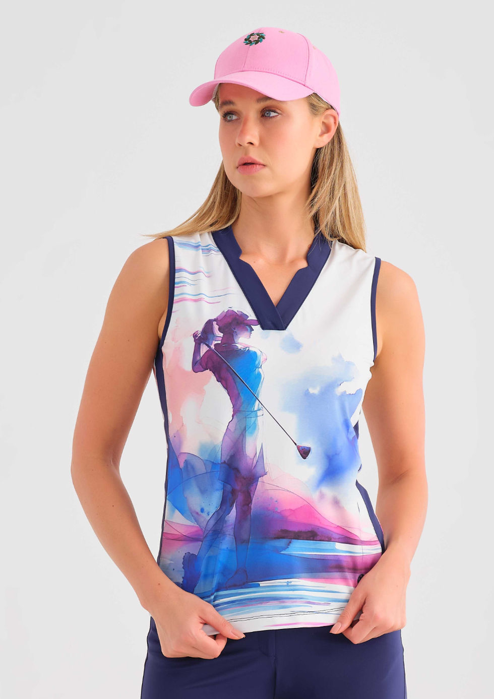 Camisole  de golf imprimé d'une golfeuse fond blanc dans les teintes de bleu, violet rose vue de face