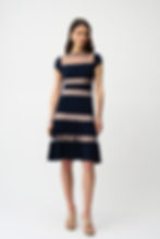Robe ajustée et évasée en tricot soyeux avec empiècements en filet vue de face