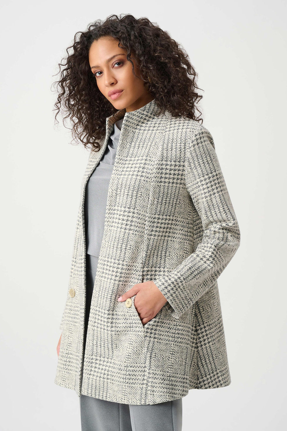 Manteau trapèze en jacquard à carreaux blanc cassé et gris vue de face