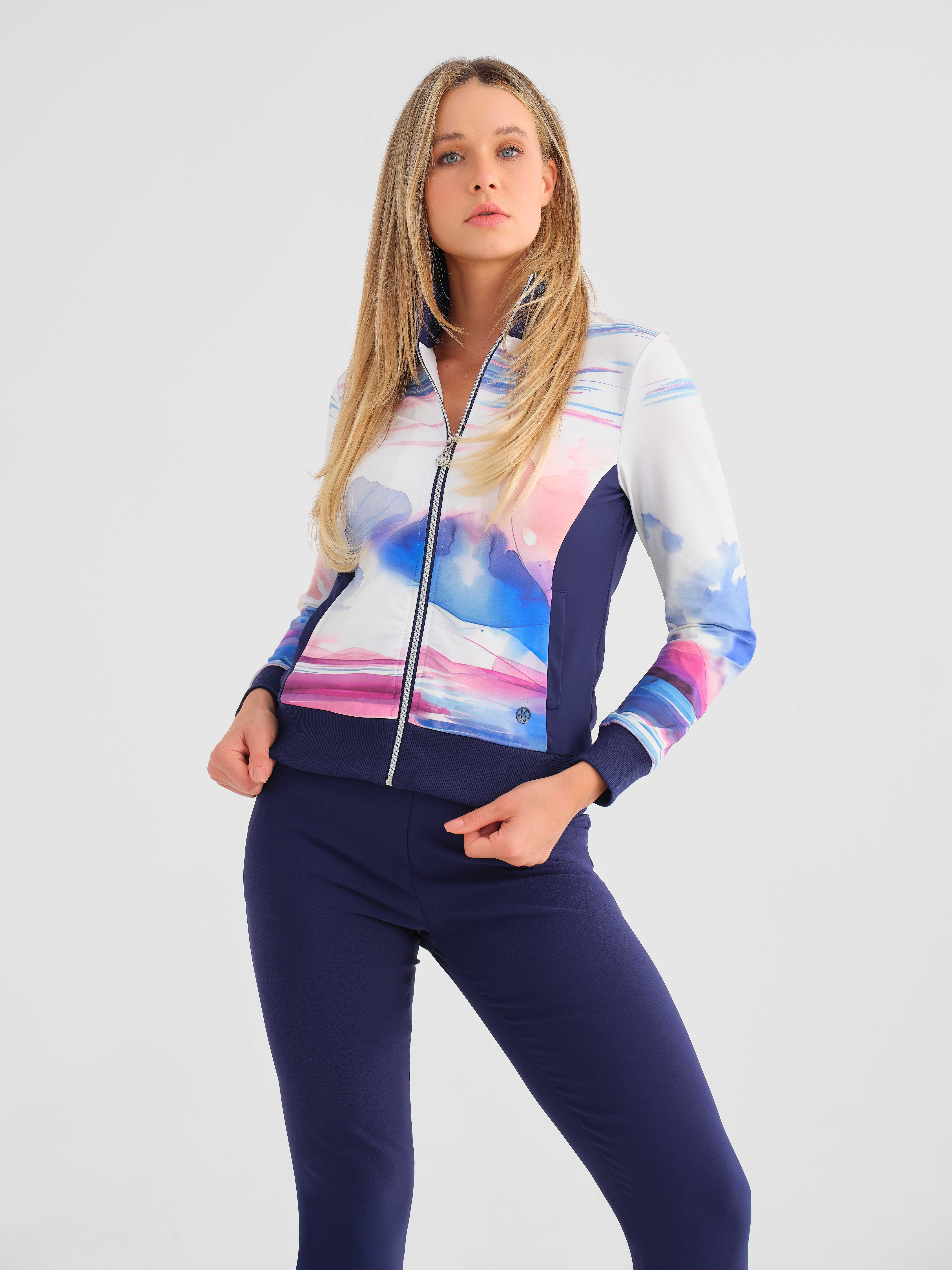 Cardigan golf imprimé d'une golfeuse sur fond blanc, paysage bleu violet rose vue de face