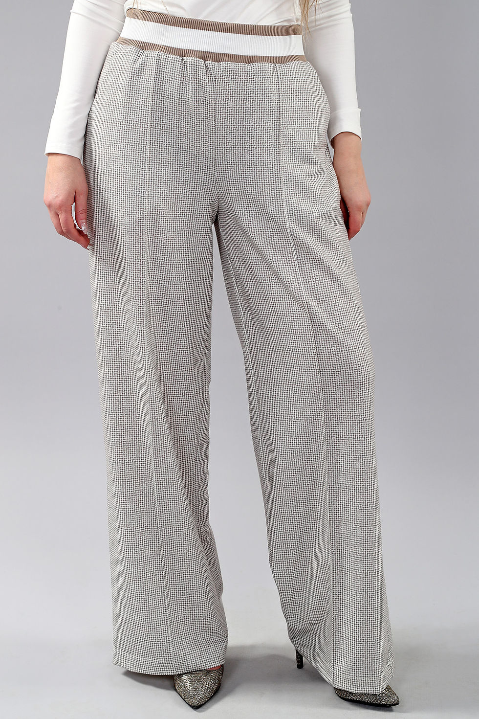 Pantalon large blanc cassé avec tache kaki vue de face