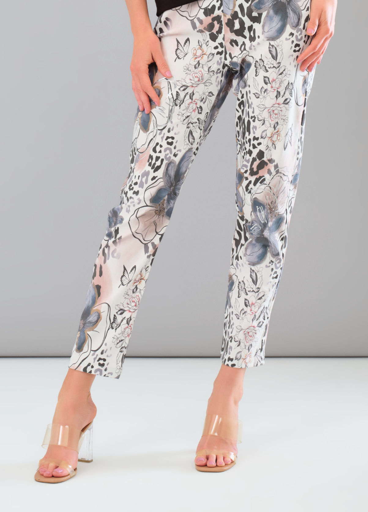 pantalon imprimé fleur et animal noir pêche doré vue de face