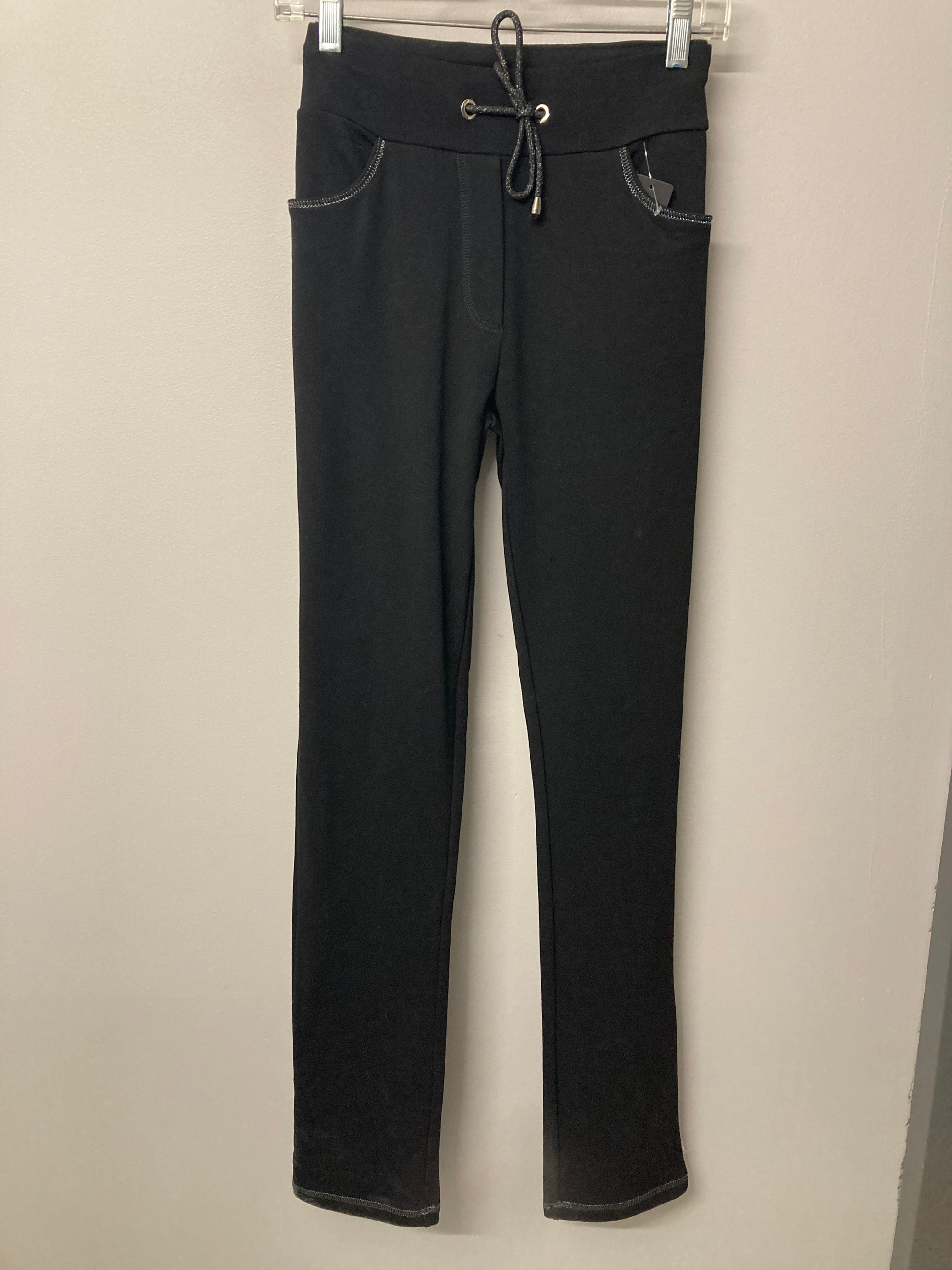 Pantalon noir vue de face.