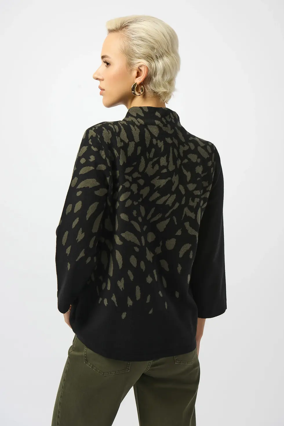 Chandail en jacquard à imprimé animal noir et avocat vue de dos