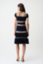 Robe ajustée et évasée en tricot soyeux avec empiècements en filet vue de dos