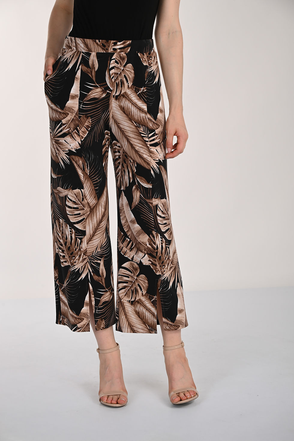 Palazzo noir et brun imprimé tropical vue de face