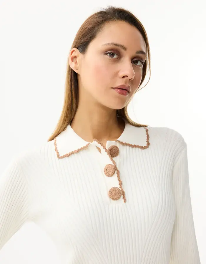 Polo blanc cassé et camel vue de face