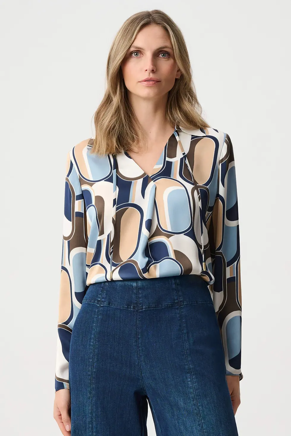 Haut géométrique en satin blanc, bleu, camel vue de face