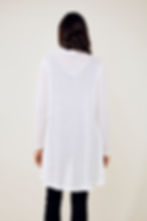 Veste longue en filet blanc vue de dos