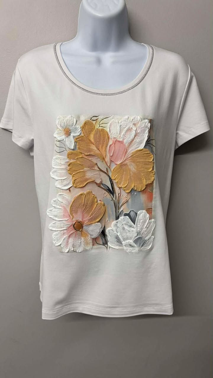 Chandail blanc cassé. avec appliqué fleurs jaune orangé, blanc rose vue de face
