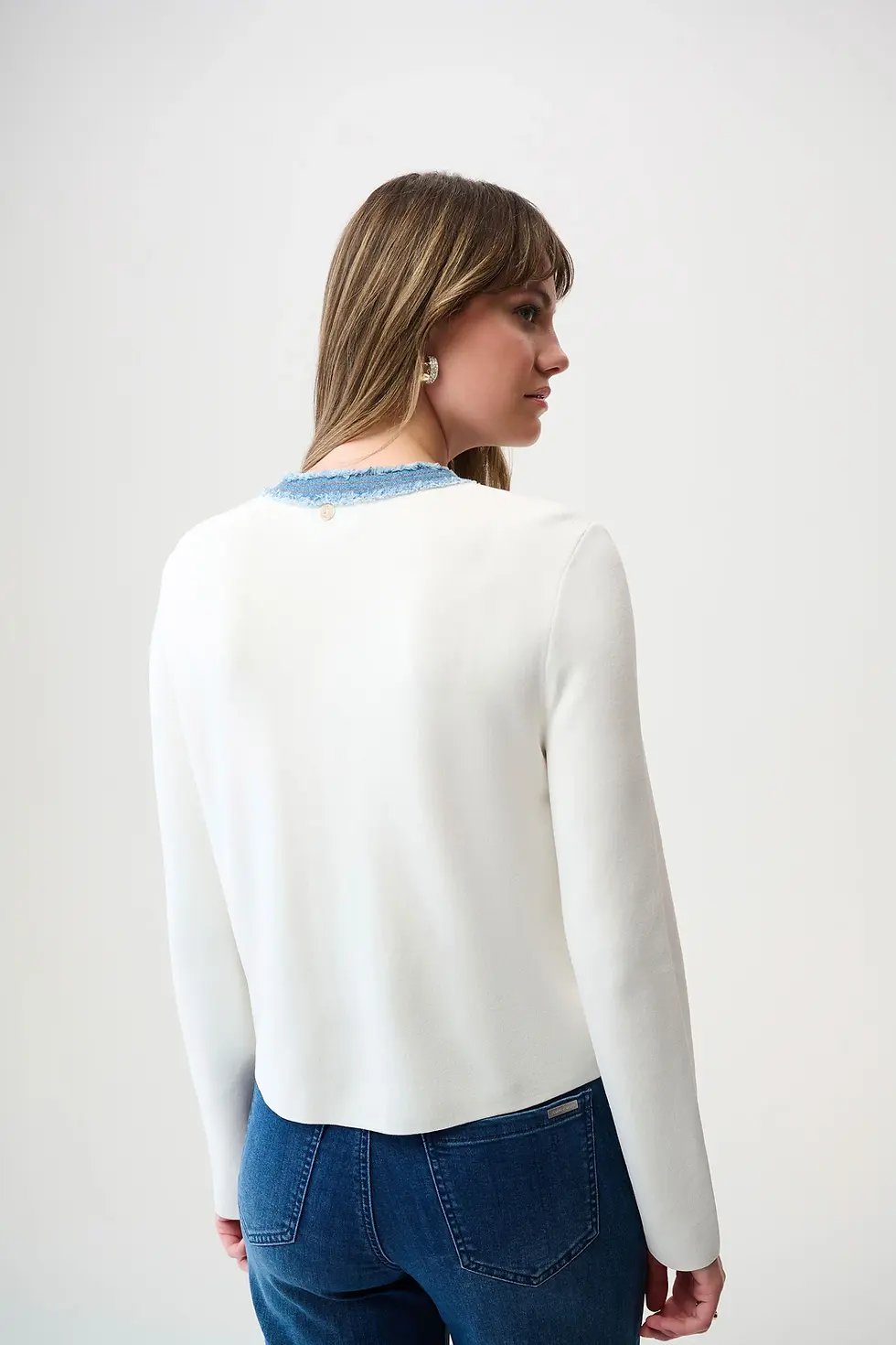 Cardigan blanc d'hiver et indigo vue de dos