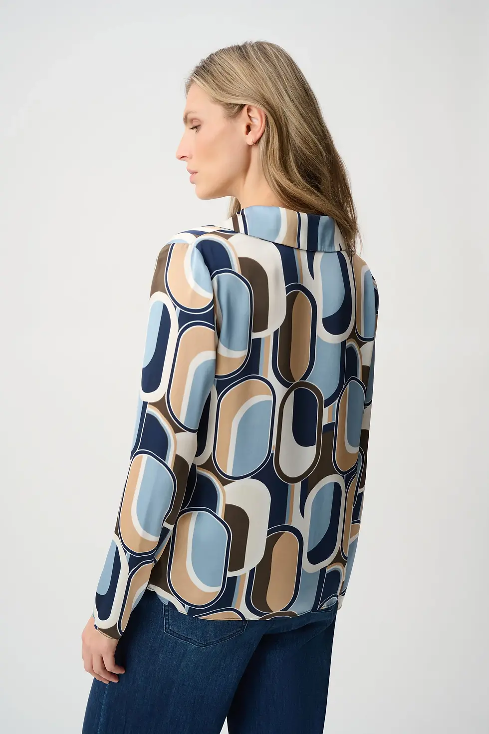 Haut géométrique en satin blanc, bleu, camel vue de dos