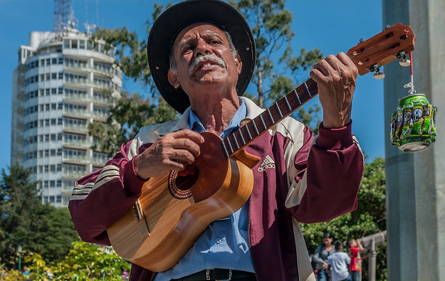 Hombre_cantando_por_dinero_en_las_cercan