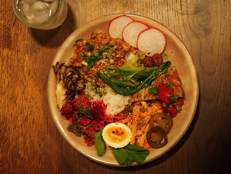 ＃本日の自炊日記「主役のカレーが見当たらない？副菜やたら多いスパイスカレープレート」