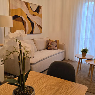Sala de estar moderna do Apartamento 1 com sofá e mesa.