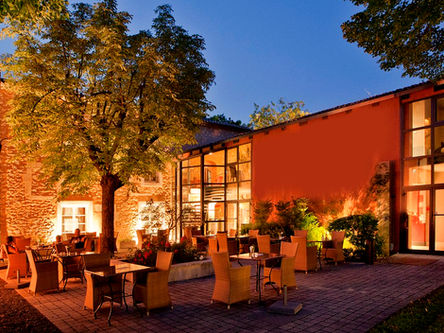 Terrasse extérieur avec tables et chaises de nuit