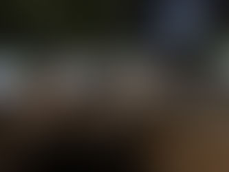 Une terrasse de nuit avec tables et chaises