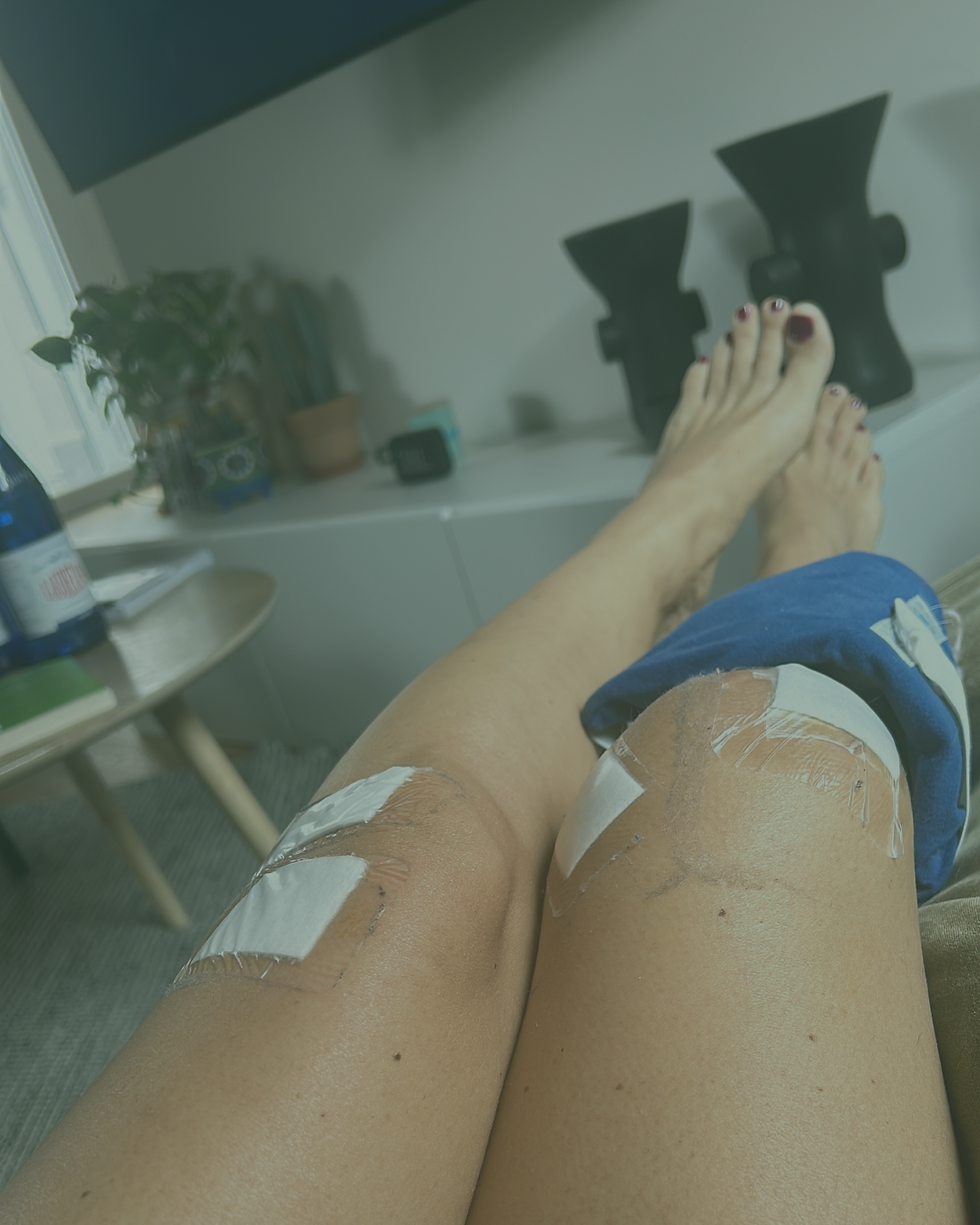 Sara Quieti, fondatrice di Onda Gipsy, un progetto che accompagna le donne a riconnettersi con cerchi, mentoring e retreat; Sara Quieti è sdraiata sul divano di casa nel periodo di post operazione ferma a riflettere sul momento in cui è.