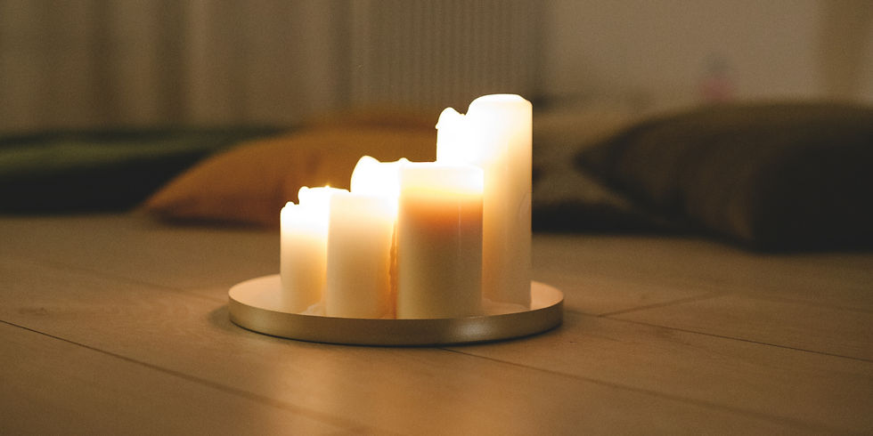 Sara Quieti, fondatrice di Onda Gipsy, un progetto che accompagna le donne a riconnettersi con cerchi, mentoring e retreat; l'immagine rappresenta lo spazio dove Sara Quieti conduce i cerchi di donne, in prima linea c'è un gruppo di candele bianche accese per creare l'atmosfera di accoglienza e rilassamento, a terra un tappeto a forma di cerchio e i cuscini per le sedute delle donne.